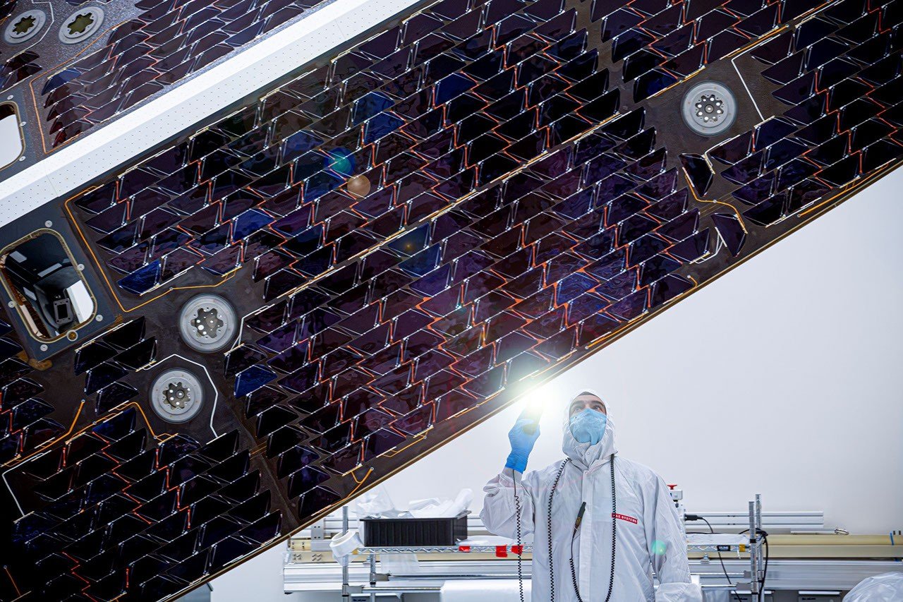 NASA近地天體望遠鏡遮陽罩整合八百六十四片太陽能電池