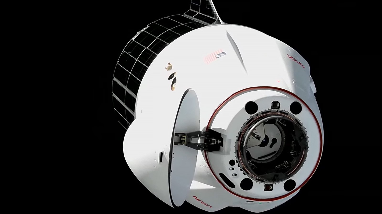 NASA 證實 Dragon 補給船對接太空站，運抵最後一組太陽能板